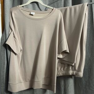 EUC, worn once.
Very trendy and comfortable.
For lounging or dress up w/jewelry